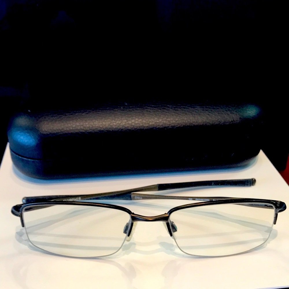 Oakley Clubface 54 Eyesize pewter Men's Glasses
Gently used.